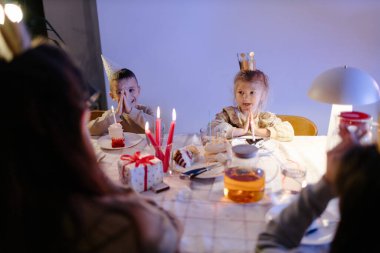 Evde doğum günü partisi kutlaması