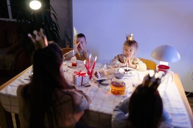 Evde doğum günü partisi kutlaması