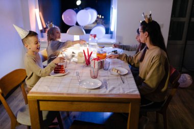 Evde doğum günü partisi kutlaması
