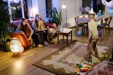 Evde doğum günü partisi kutlaması