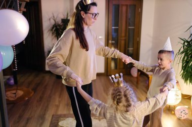 Evde doğum günü partisi kutlaması