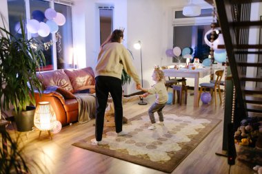 Evde doğum günü partisi kutlaması