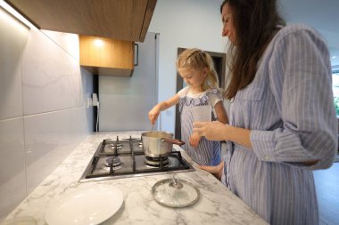 Anne ve kızı yemek yemek