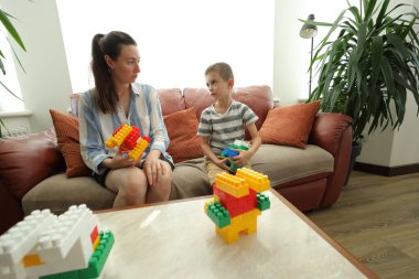 Anne ve çocuk evde oynuyorlar.