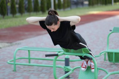 Kadın egzersiz yapıyor ya da dışarıda egzersiz yapıyor.