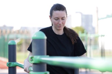 Kadın egzersiz yapıyor ya da dışarıda egzersiz yapıyor.