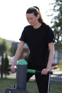 Kadın egzersiz yapıyor ya da dışarıda egzersiz yapıyor.
