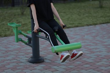 Kadın egzersiz yapıyor ya da dışarıda egzersiz yapıyor.