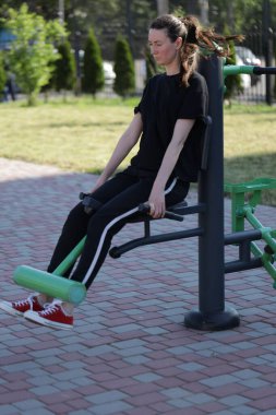 Kadın egzersiz yapıyor ya da dışarıda egzersiz yapıyor.