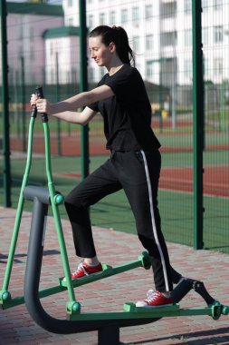 Kadın egzersiz yapıyor ya da dışarıda egzersiz yapıyor.