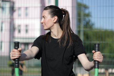 Kadın egzersiz yapıyor ya da dışarıda egzersiz yapıyor.