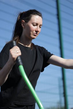 Kadın egzersiz yapıyor ya da dışarıda egzersiz yapıyor.