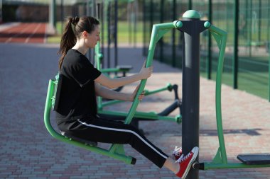 Kadın egzersiz yapıyor ya da dışarıda egzersiz yapıyor.