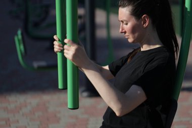 Kadın egzersiz yapıyor ya da dışarıda egzersiz yapıyor.