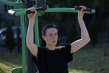 Kadın egzersiz yapıyor ya da dışarıda egzersiz yapıyor.