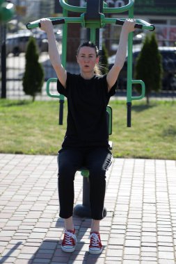 Kadın egzersiz yapıyor ya da dışarıda egzersiz yapıyor.