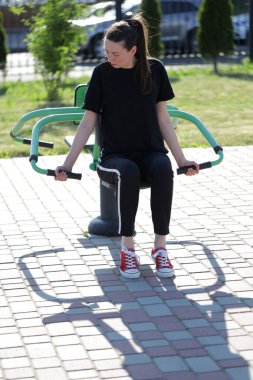 Kadın egzersiz yapıyor ya da dışarıda egzersiz yapıyor.