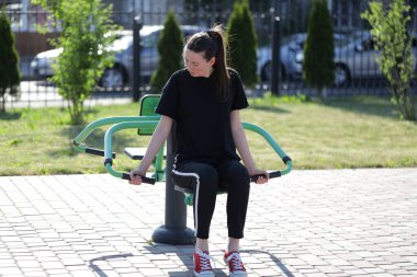 Kadın egzersiz yapıyor ya da dışarıda egzersiz yapıyor.