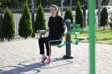 Kadın egzersiz yapıyor ya da dışarıda egzersiz yapıyor.