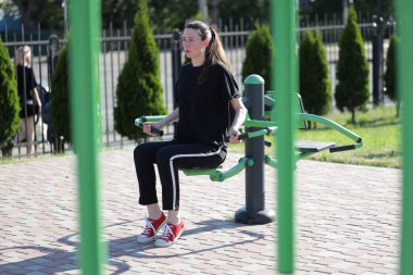 Kadın egzersiz yapıyor ya da dışarıda egzersiz yapıyor.