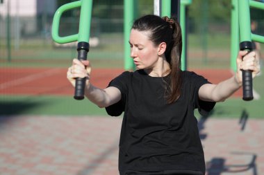 Kadın egzersiz yapıyor ya da dışarıda egzersiz yapıyor.