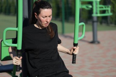 Kadın egzersiz yapıyor ya da dışarıda egzersiz yapıyor.