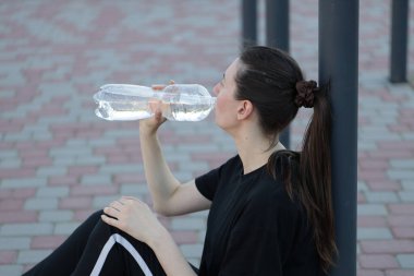 Kadın egzersiz yapıyor ya da dışarıda egzersiz yapıyor.