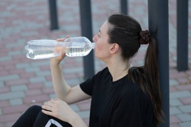 Kadın egzersiz yapıyor ya da dışarıda egzersiz yapıyor.