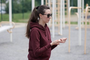 Kadın egzersiz yapıyor ya da dışarıda egzersiz yapıyor.