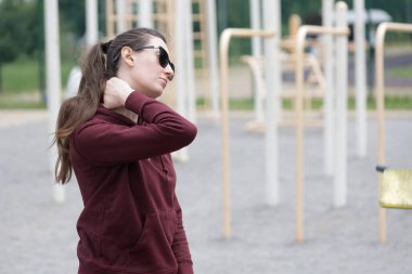 Kadın egzersiz yapıyor ya da dışarıda egzersiz yapıyor.