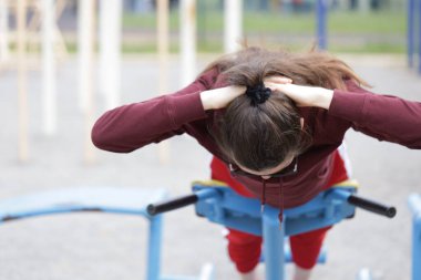 Kadın egzersiz yapıyor ya da dışarıda egzersiz yapıyor.