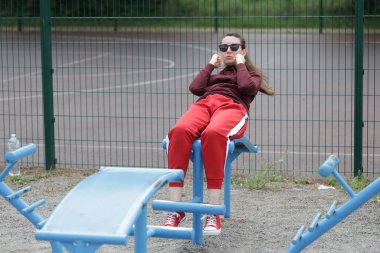 Kadın egzersiz yapıyor ya da dışarıda egzersiz yapıyor.