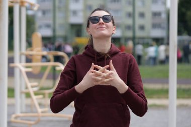 Kadın egzersiz yapıyor ya da dışarıda egzersiz yapıyor.