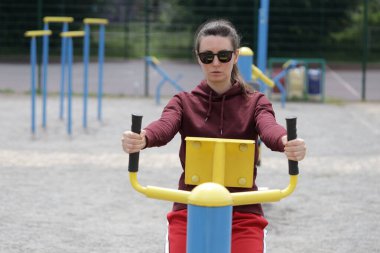 Kadın egzersiz yapıyor ya da dışarıda egzersiz yapıyor.