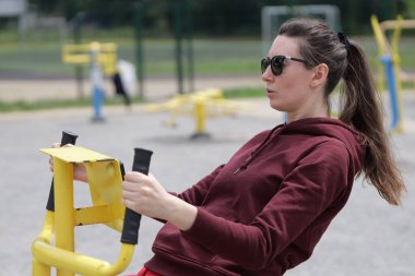 Kadın egzersiz yapıyor ya da dışarıda egzersiz yapıyor.