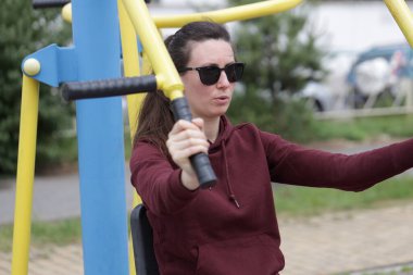 Kadın egzersiz yapıyor ya da dışarıda egzersiz yapıyor.