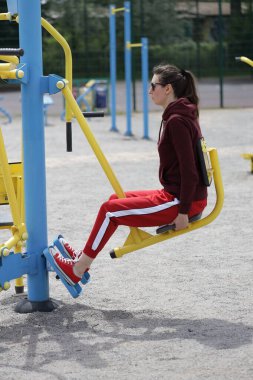 Kadın egzersiz yapıyor ya da dışarıda egzersiz yapıyor.