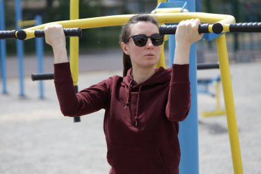 Kadın egzersiz yapıyor ya da dışarıda egzersiz yapıyor.