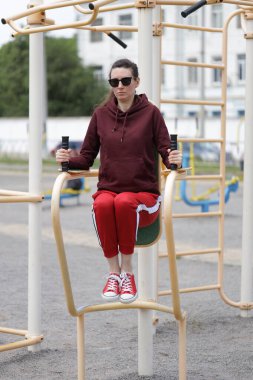 Kadın egzersiz yapıyor ya da dışarıda egzersiz yapıyor.