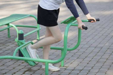 Kadın egzersiz yapıyor ya da dışarıda egzersiz yapıyor.