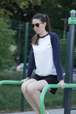 Kadın egzersiz yapıyor ya da dışarıda egzersiz yapıyor.