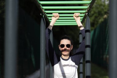 Kadın egzersiz yapıyor ya da dışarıda egzersiz yapıyor.