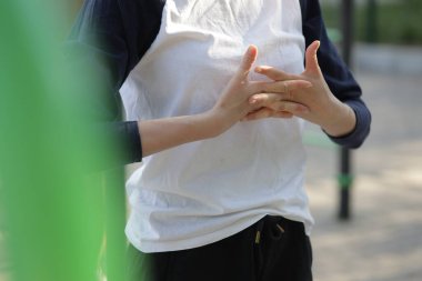 Kadın egzersiz yapıyor ya da dışarıda egzersiz yapıyor.