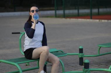 Kadın egzersiz yapıyor ya da dışarıda egzersiz yapıyor.