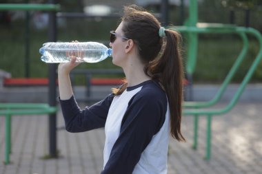 Kadın egzersiz yapıyor ya da dışarıda egzersiz yapıyor.