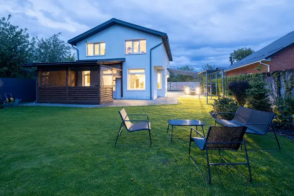 Geceleri modern özel ev