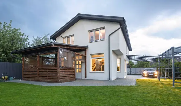 Geceleri modern özel ev