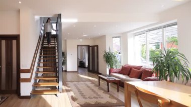 Modern bir özel evin oturma odasında bir kadın.