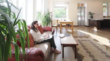 Modern bir özel evin oturma odasında bir kadın.