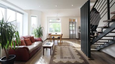 Modern bir özel evin oturma odasında bir kadın.